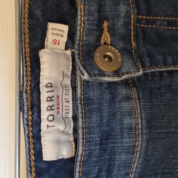 TORRID JEAN SHORT SIZE 16 - Picture 2 of 4